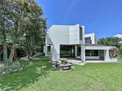 se vende casa con amplio lote en escazu