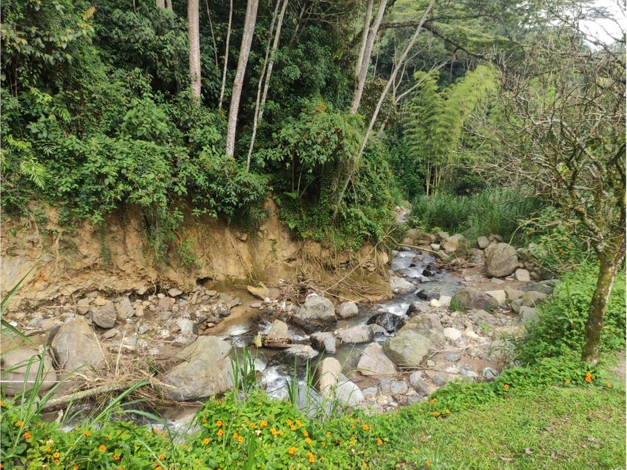 hermoso lote en copacabana con excelente topografia y rodeado por agua