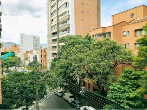 se vende amplio y iluminado apartamento en laureles