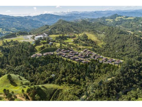 lote en condominio en las palmas con quebrada naturaleza ybosques