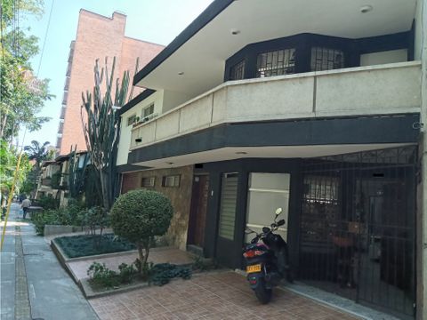 casa esquinera de dos pisos en venta en belen alameda