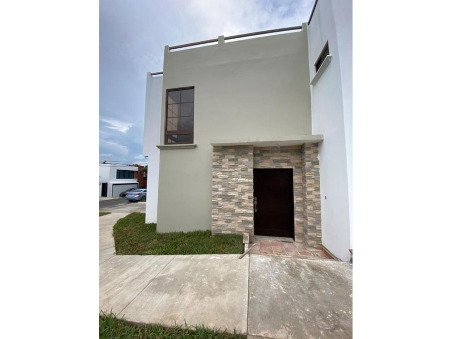 Casa en venta en Residenciales Puerta de Hierro Zona 16 - US$250,000 USD