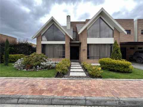 casa en cajica con amplios espacios y zona verde