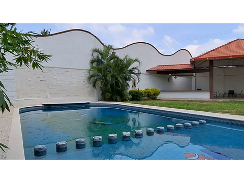 casa con enorme jardin en lomas de trujillo excelente estado