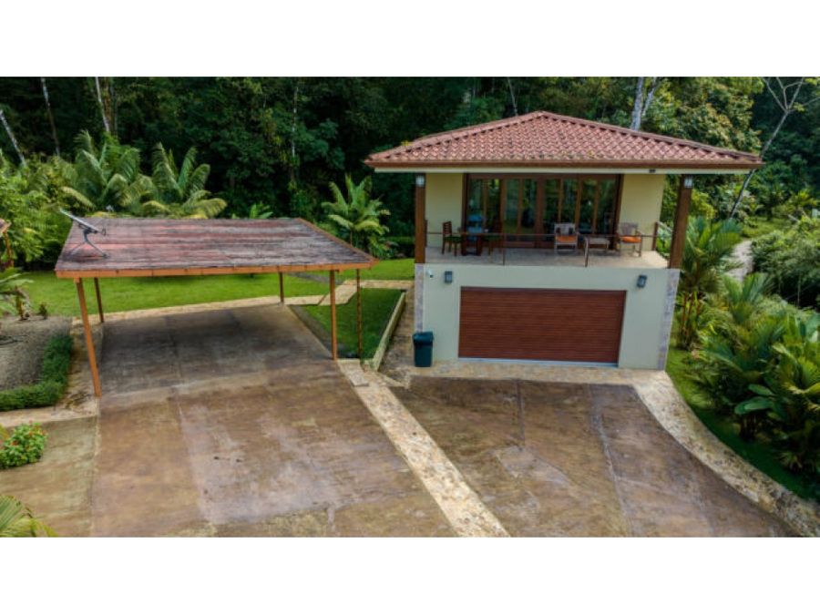 casa con vista al mar y entorno de selva tropical escaleras dominical