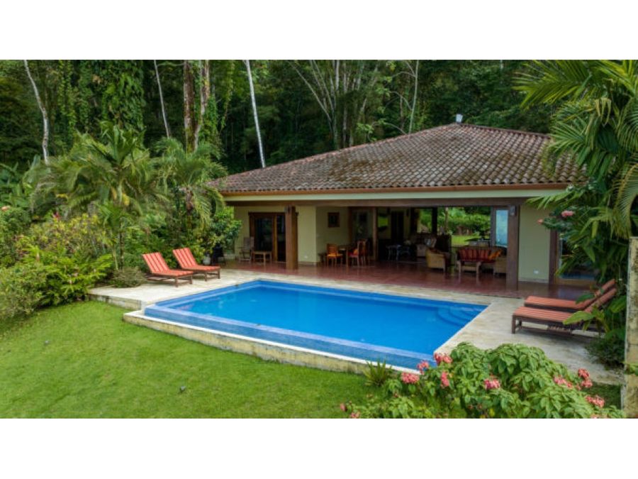 casa con vista al mar y entorno de selva tropical escaleras dominical