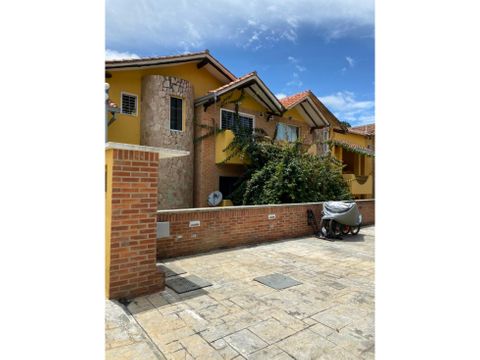 vendo town house 160m2 3h3b2p la union 3897