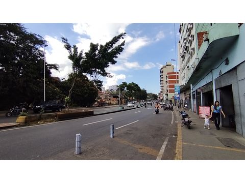 local comercial en alquiler en av sucre de catia caracas 260m2