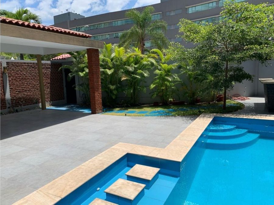 venta casa lujosa con piscina en ciudad colon norte de guayaquil