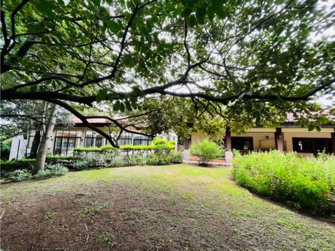 exclusiva casa colonial con piscina en el bosque y la ciudad