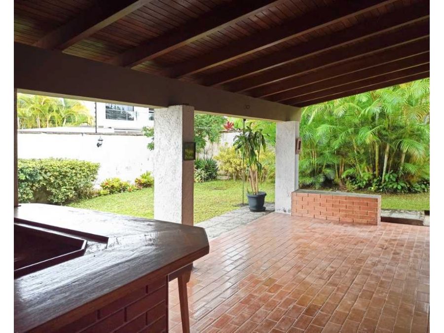 casa en venta en lomas de la lagunita con amplio jardin y terraza