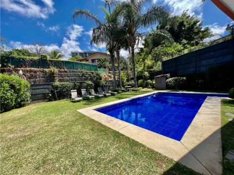 se vende casa en condominio en escazu