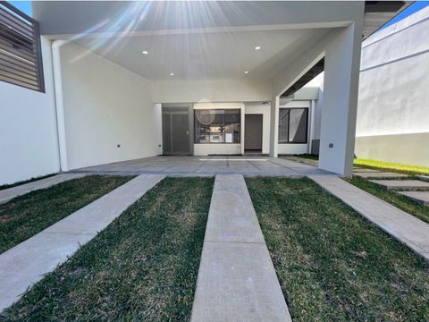 se alquila casa en residencial montenegro de alajuela